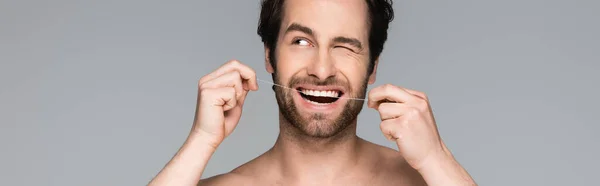 Homme heureux soie dentaire dents isolées sur gris, bannière — Photo de stock