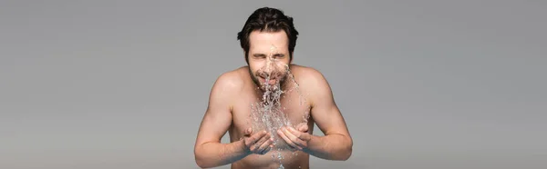 Homme barbu avec les yeux fermés lavage visage isolé sur gris, bannière — Photo de stock