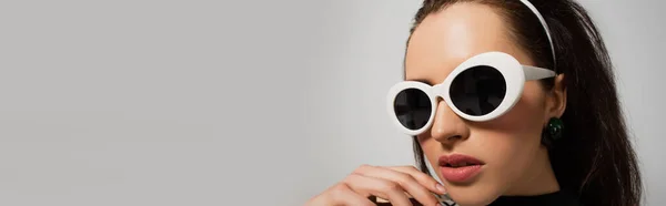 Junge Frau in weißer Retro-Sonnenbrille isoliert auf grauem Banner — Stockfoto