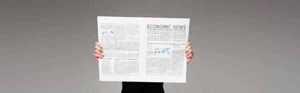 Человек покрывающий лицо во время чтения экономических новостей на серый, баннер — стоковое фото