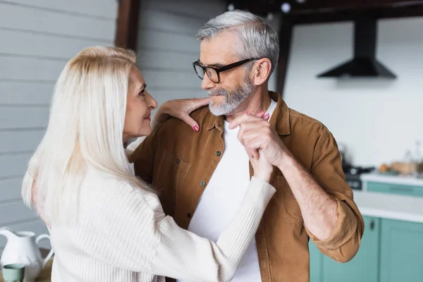 Lächelnde Frau schaut Ehemann beim Tanzen zu Hause an — Stockfoto