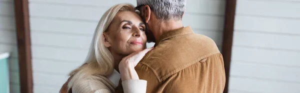 Frau umarmt Mann mit Brille, Banner — Stockfoto