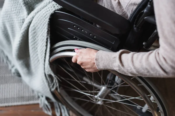 Vista ritagliata della donna anziana seduta in poltrona — Foto stock