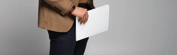 Ausgeschnittene Ansicht eines Geschäftsmannes, der Papierkram isoliert auf grau hält, Banner — Stockfoto