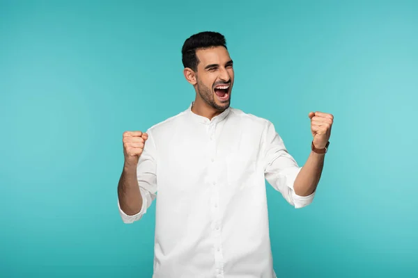 Excitado árabe homem mostrando sim gesto isolado no azul — Fotografia de Stock