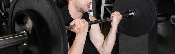 Vue recadrée de l'haltère de levage sportif dans la salle de gym, bannière — Photo de stock