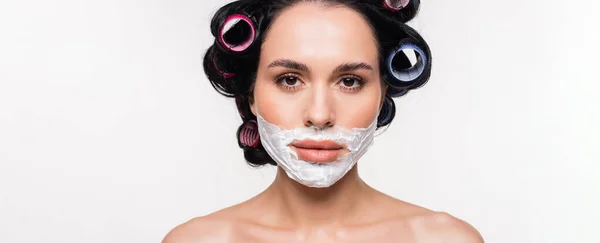 Portrait de jeune femme avec crème à raser sur le visage isolé sur blanc, bannière — Photo de stock