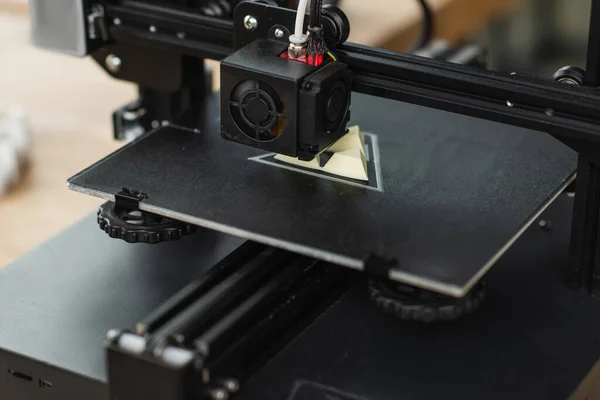 Vista de cerca de la impresora 3D la creación de modelo de plástico en la oficina moderna - foto de stock