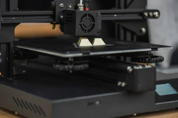 Nahaufnahme des 3D-Druckers zur Erstellung eines Plastikmodells auf unscharfem Hintergrund — Stockfoto