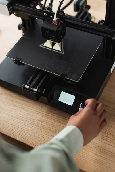 Vista parcial del botón táctil femenino en la impresora 3D con el modelo producido en la oficina - foto de stock