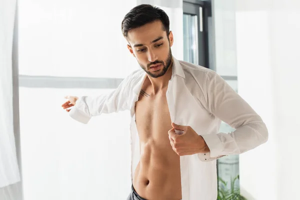 Jovem vestindo camisa branca em casa — Fotografia de Stock