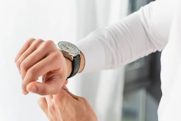 Vue recadrée d'un homme d'affaires portant une montre-bracelet à la maison — Photo de stock