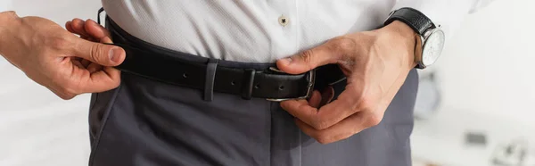 Vista recortada del hombre de negocios con cinturón de cintura, pancarta - foto de stock