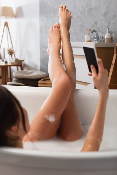 Mulher desfocada tomando selfie enquanto toma banho — Fotografia de Stock