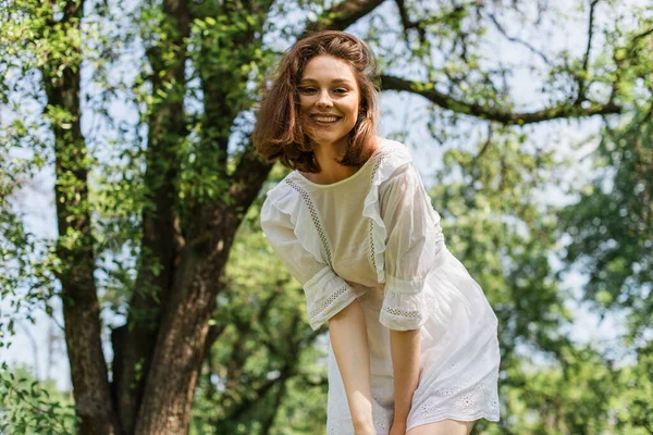 Mulher bonita olhando para a câmera no parque durante o verão — Fotografia de Stock