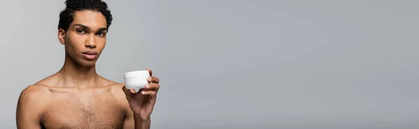 Homme afro-américain torse nu avec une peau parfaite tenant crème cosmétique isolée sur gris, bannière — Photo de stock