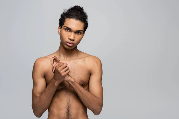 Vista frontal da americana africana sem camisa olhando para o homem da câmera isolado em cinza, conceito de beleza — Fotografia de Stock