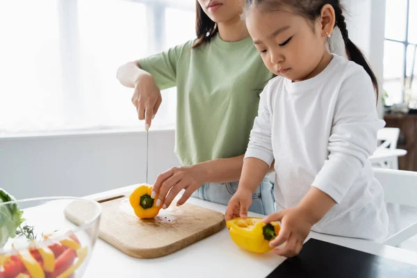 Asiática mãe e criança preparando salada na cozinha — Fotografia de Stock