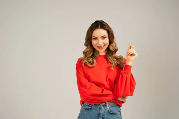 Heureux femme en sweat-shirt regardant caméra isolé sur gris — Photo de stock