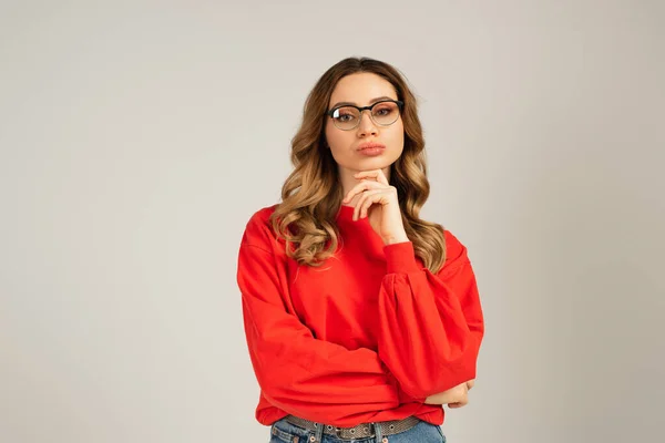 Mujer reflexiva en gafas con cara de pato aislada en gris - foto de stock