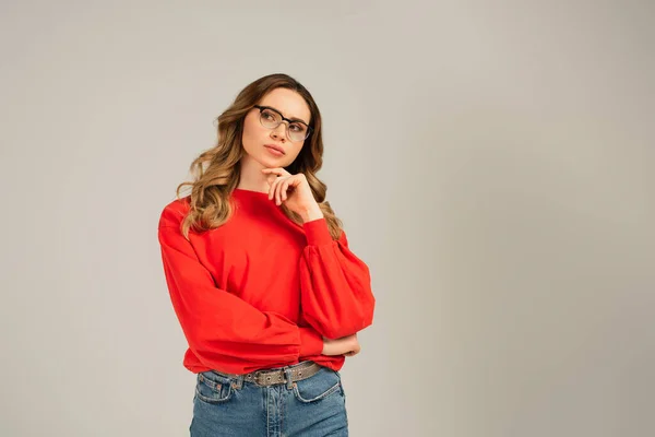Nachdenkliche Frau mit Brille blickt vereinzelt auf grau — Stockfoto