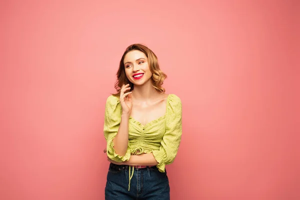 Donna allegra in camicetta verde sorridente isolata su rosa — Foto stock