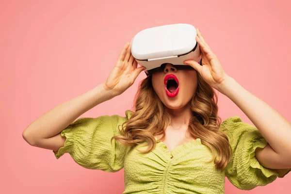 Shocked woman with open mouth in vr headset isolated on pink — Stock Photo