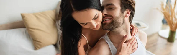 Feliz jovem mulher abraçando alegre namorado, banner — Fotografia de Stock