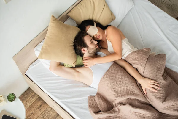 Ansicht von oben: Liebendes junges Paar schläft zusammen im Bett — Stockfoto