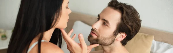 Homme barbu toucher menton de femme brune, bannière — Photo de stock