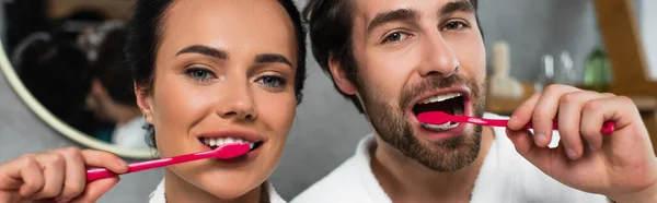 Feliz pareja joven cepillarse los dientes, pancarta - foto de stock