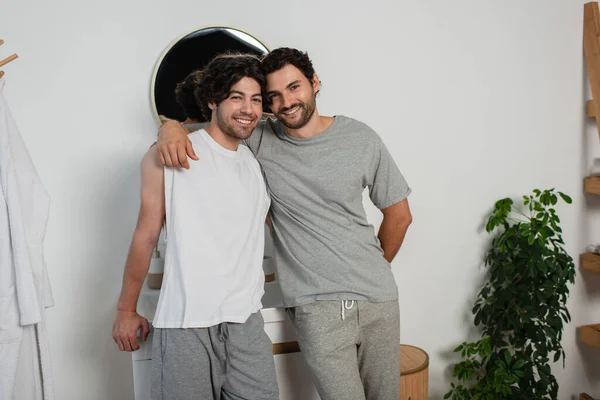 Joyeux jeune gay couple câlins dans salle de bain — Photo de stock