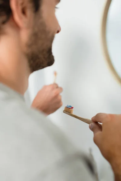 Heureux gay brossage dents près copain dans salle de bain — Photo de stock