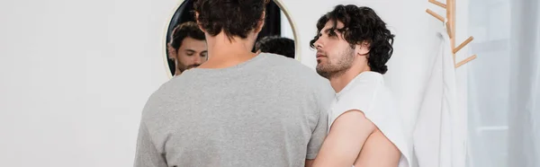 Hombre mirando novio en cuarto de baño, pancarta - foto de stock