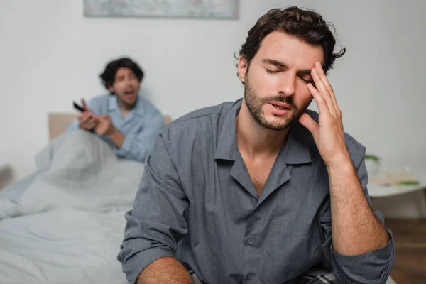 Mann leidet unter Kopfschmerzen bei Streit mit Freund — Stockfoto