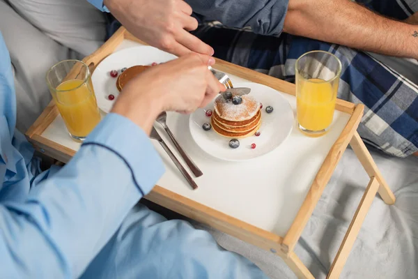 Alto ângulo vista de gay casal tomando café da manhã no cama — Fotografia de Stock