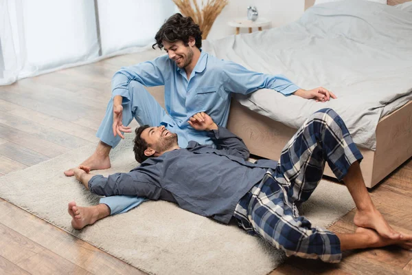 Gefallen Homosexuell Mann liegend auf Knie von Freund im Schlafzimmer — Stockfoto