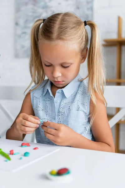 Blonde fille moulage plasticine dans la maternelle privée — Photo de stock