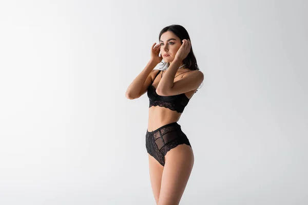 Brunette jeune femme en lingerie noire sexy posant isolé sur blanc — Photo de stock