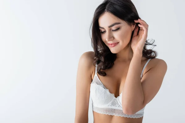 Jeune femme séduisante en soutien-gorge posant isolé sur blanc — Photo de stock