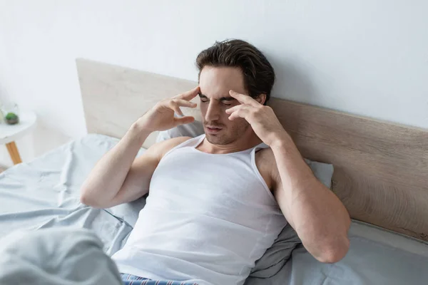 Mann berührt Kopf bei Migräne am Morgen — Stockfoto
