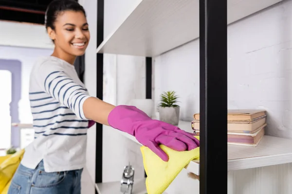 Rag in mano di donna africana americana sorridente pulizia armadio — Foto stock