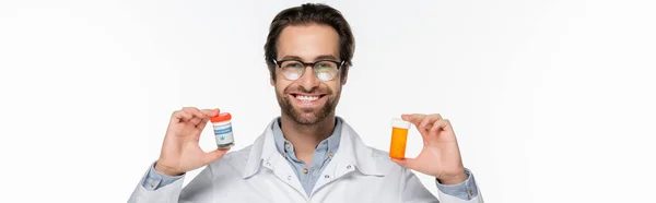 Médico feliz con recipientes de cannabis medicinal aislado en blanco, bandera - foto de stock