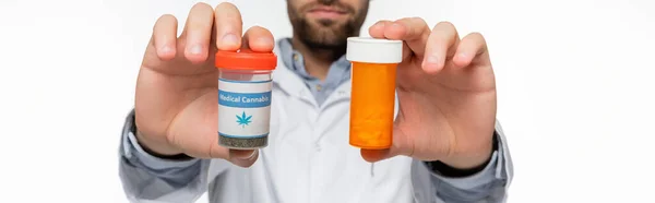 Vue recadrée du médecin avec des médicaments faits de cannabis médical isolé sur blanc, bannière — Photo de stock