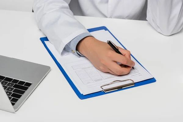 Visão recortada do médico que escreve a prescrição na mesa branca — Fotografia de Stock