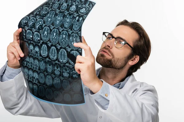 Arzt mit Brille hält MRI-Scan isoliert auf weißem Hintergrund — Stockfoto