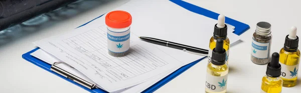 Presse-papiers avec prescription près des médicaments pour le cannabis médical sur bureau blanc, bannière — Photo de stock