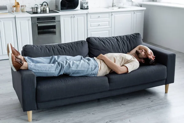 Mann leidet unter Bauchschmerzen auf Couch — Stockfoto