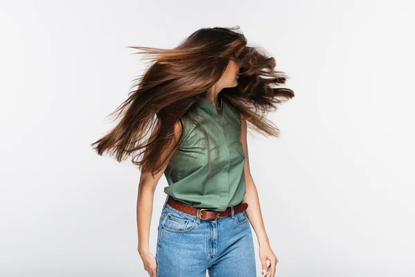 Молодая женщина с блестящими волосами качает головой изолированы на сером — стоковое фото