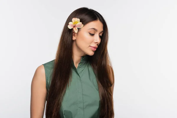 Mulher sensual com orquídea no cabelo longo isolado no cinza — Fotografia de Stock